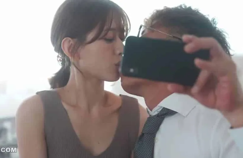 Thấy người vợ hơi lạ, gã chồng xem điện thoại vợ và thấy cảnh địt với tiền bối của mình