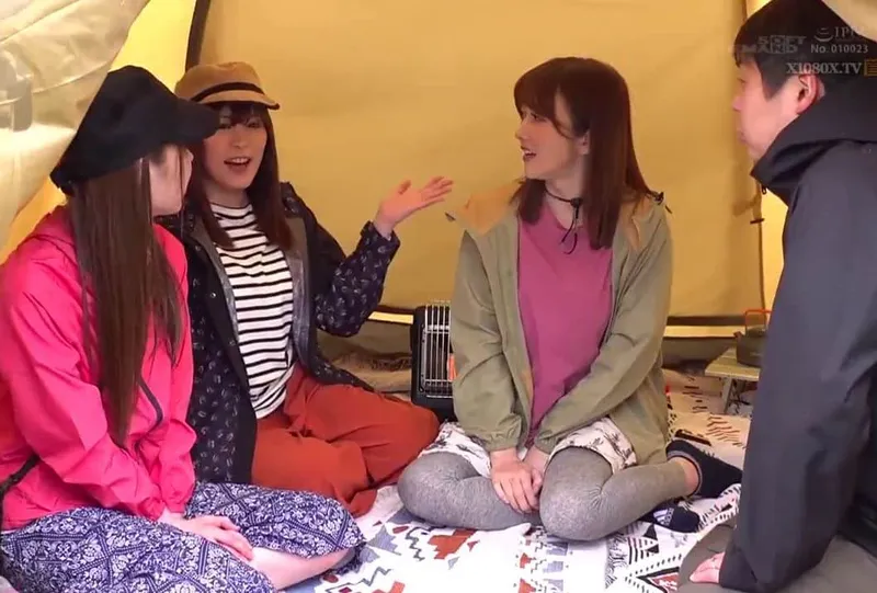 Chuyện lạ đời, chồng thay vợ yêu đi cắm trại với mấy cô bạn của người vợ ở khu phố…