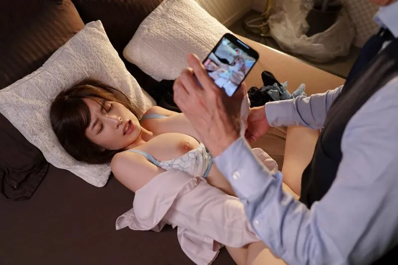 Tiền bối chuốc thuốc em thư ký bắt làm tình cả đêm khi đi công việc xa